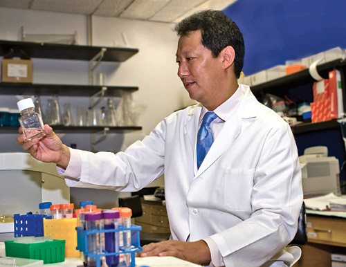 Santa Ono in lab
